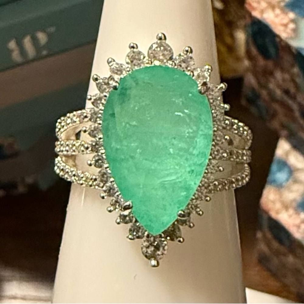 Elegant Silver and Green Teardrop bp resort Ring
